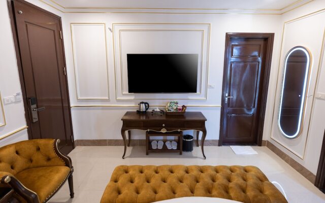 Royal Hotel - Sai Dong - Long Biên