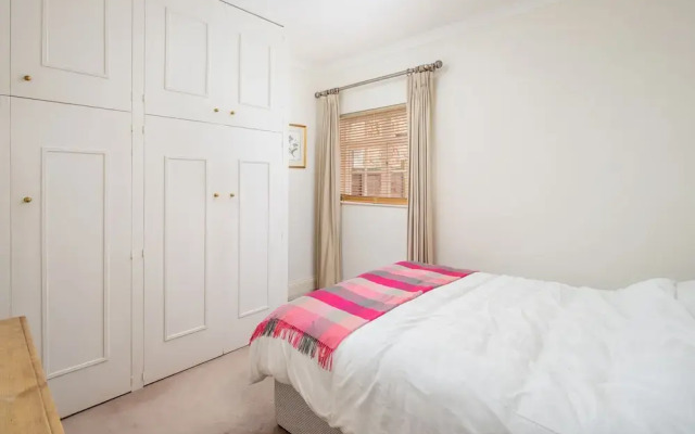 JOIVY Homely 2 Bed Riverside Flat with Patio in Hammersmith