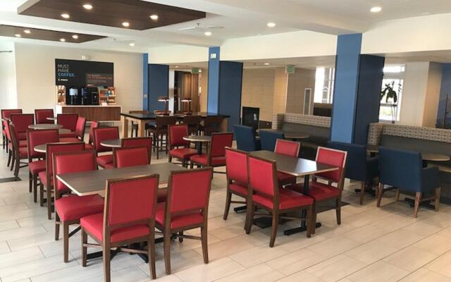 Holiday Inn Express Hotel & Suites Tracy by IHG
