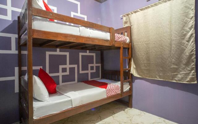 OYO 702 Queens Hometel