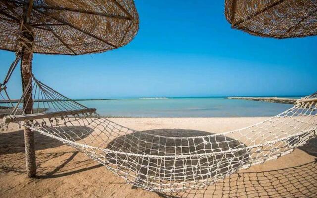 Beautiful studio with sea view and pool view