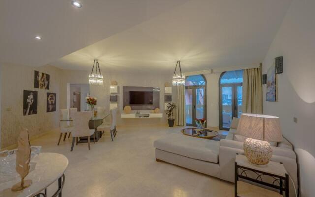 Heated Jacuzzi 2BR Apartment on Yacht view