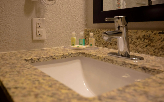 Quality Inn & Suites Hammond Near I-8090
