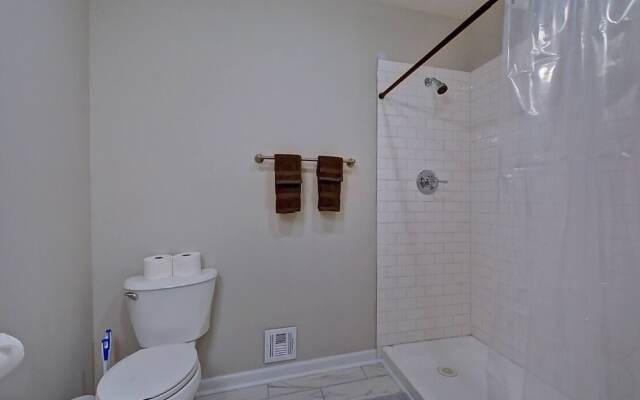 Spacious 6BR/3BA House w/ Parking! Sleeps 20!