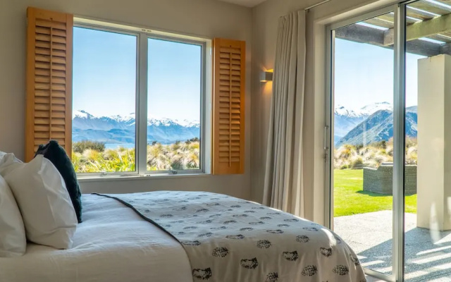 Expansive Family Retreat With Stunning Views of Lake Wanaka and the Mountains – Guest Rooms – Wanaka