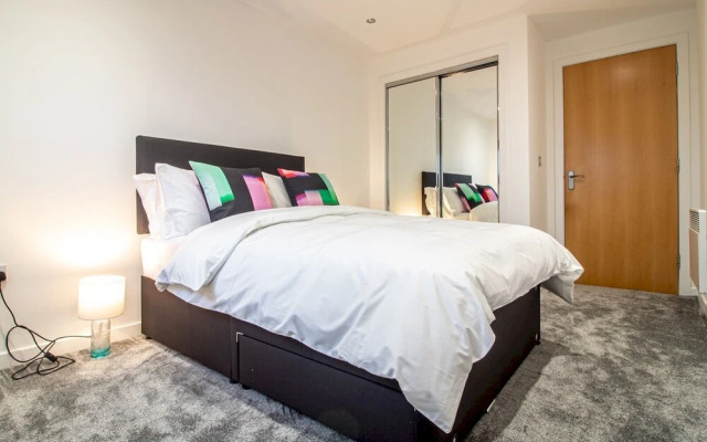 Stylish + Modern 2BR Riverside Apt, Free Parking