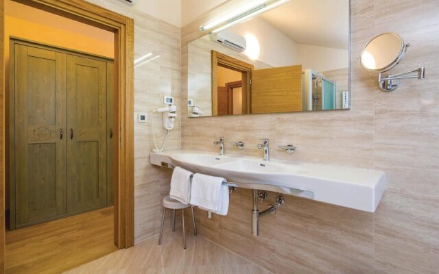 Awesome Home in Turcic With Wifi and 4 Bedrooms