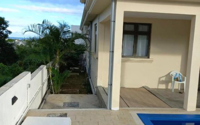 2 bedrooms appartement at Flic en Flac 200 m away from the beach with sea view private pool and enclosed garden