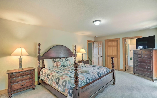 Getaway Chalet in Mars Hill w/ Hot Tub & Views!