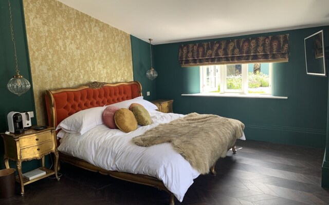 Stylish 5-bed Coach House in Badgworth