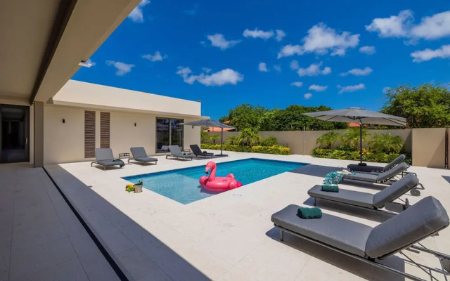 New Designer Villa King Beds Pool Near Beach