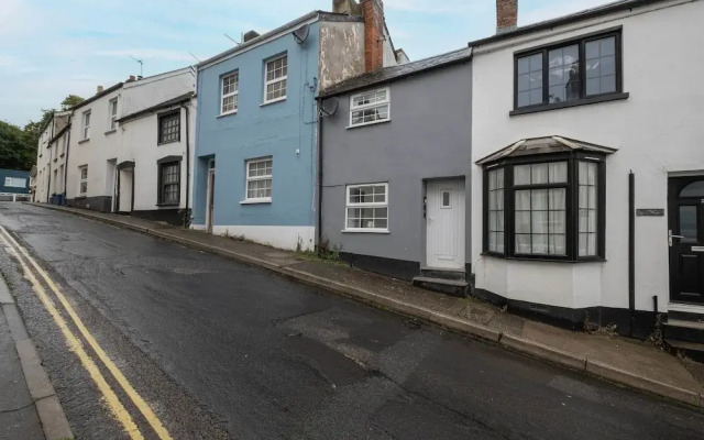 Newly Refurbished 2 Bed Hse Town Centre