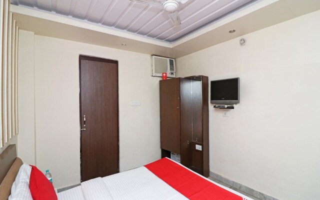 OYO 4011 Hotel Travellers Inn