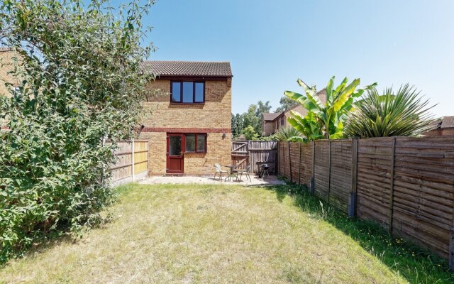 Lovely 2-bed House in Kent - Parking Available