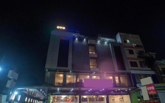 OYO Townhouse 704 Hotel Divya Palace