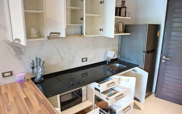 Pool Front Sexy Studio Fully Furnished Apartment