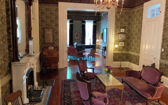 French Quarter Lanaux Mansion B & B