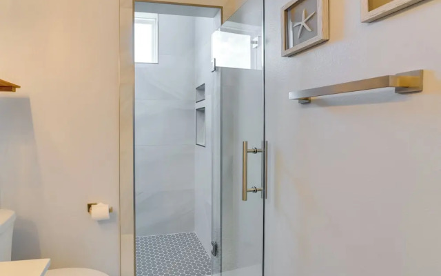 Steps to Beach: Vibrant House in Galveston!