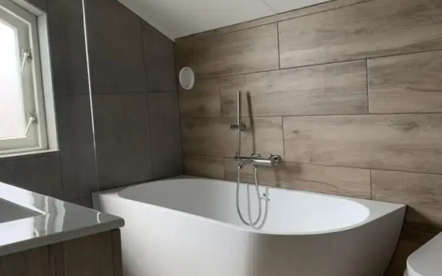 Spacious Bungalow Near Water