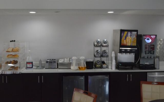 Econo Lodge Inn & Suites