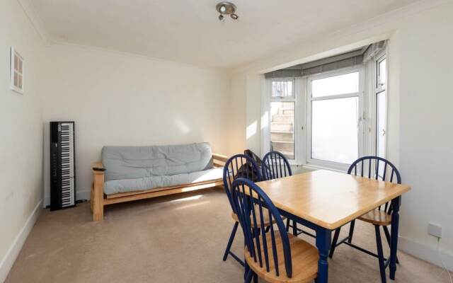 Spacious 1BD Flat w/ Garden - Hammersmith!