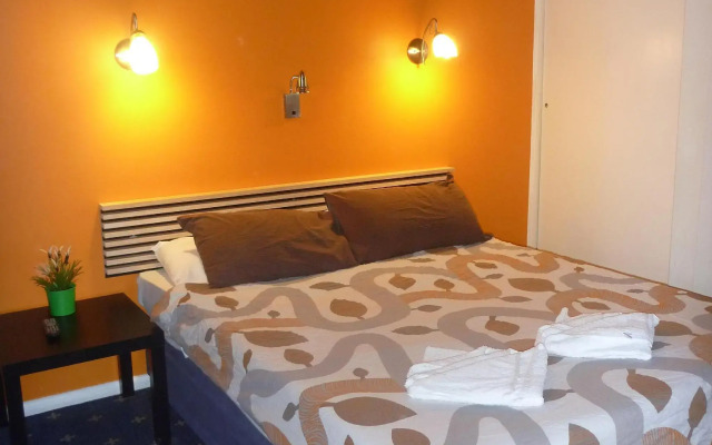 Adelaide Travellers Inn - Hostel