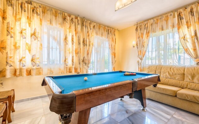 Villa Soleada Calahonda by Rafleys