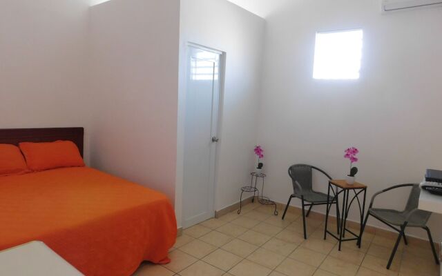 Henry's GuestHouse - Hostel