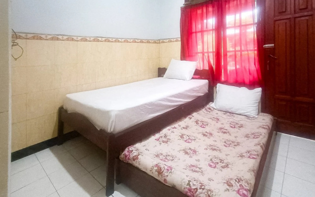 Astri Homestay Carkranegara Mataram Mitra RedDoorz – Guest Rooms – Mataram