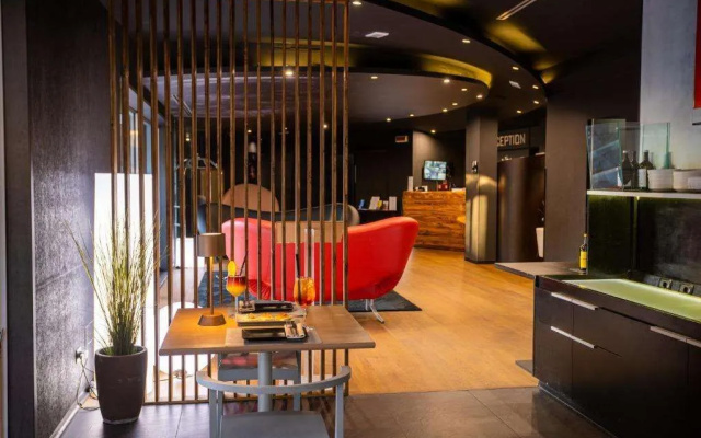 Black Hotel