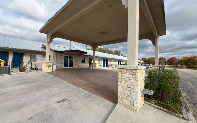 Motel 6 Junction, Texas - Llano River