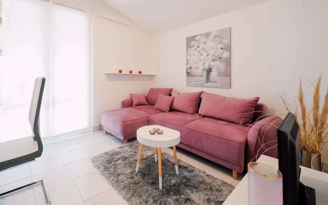 Adorable Apartment With Swimming Pool and Terrace