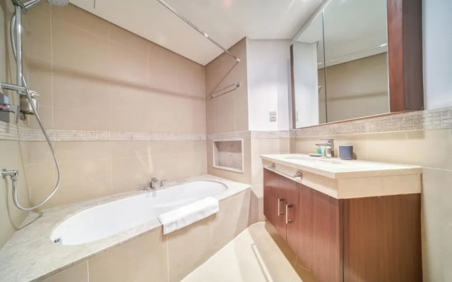 Trendy 2BR Downtown Apt Steps From Burj Khalifa