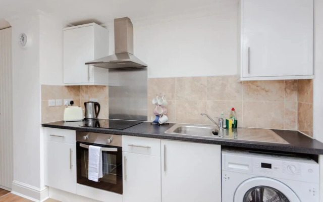 Airy Studio Apartment in Vibrant East London