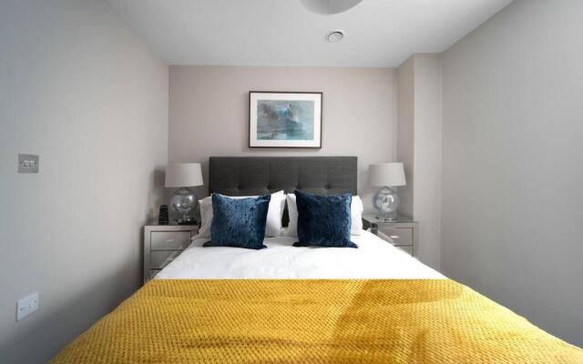 Deluxe Apartment near Cabot Circus w Parking sleeps 5