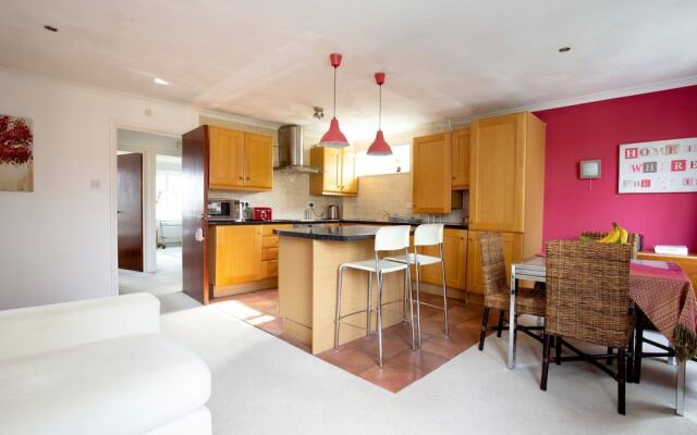 Sunny Summertown Apartment for 3 With Parking