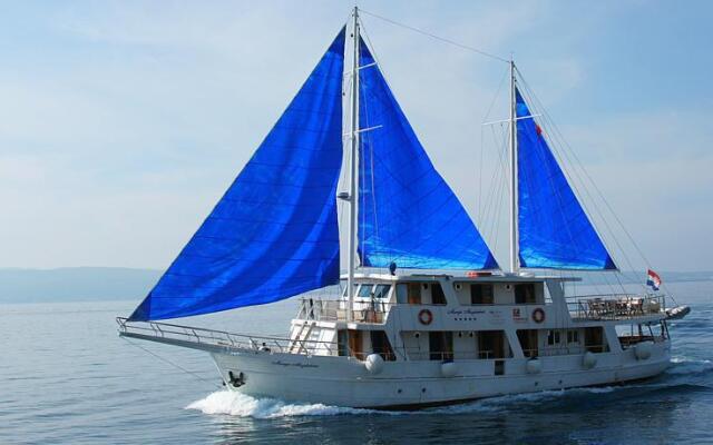 Adriatic Cruising Yacht