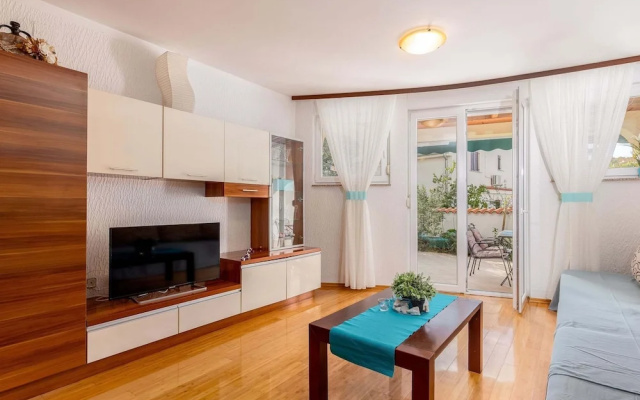 Lovely Apartment with Covered Terrace & Hot Tub