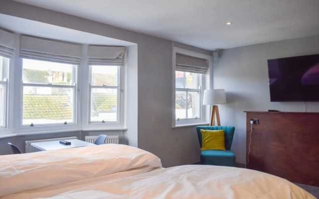 Stylish & Spacious Studio Next to Beach