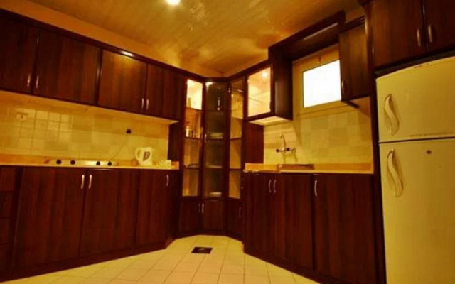 Royal Hotel And Suites