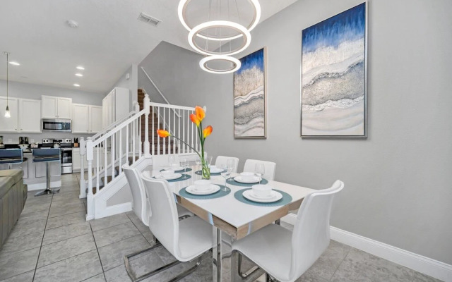 Vibrant Townhome w Private Pool, near Disney