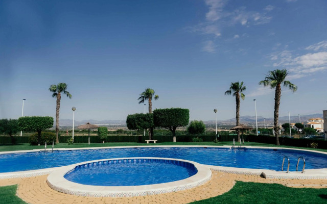 Stunning 2 bedroom apartment with Pool View