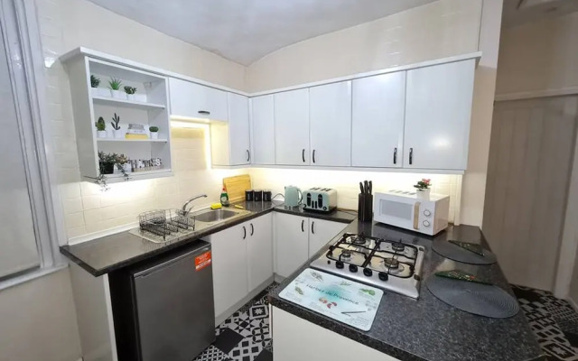Large 3 Bed Flat Free Parking