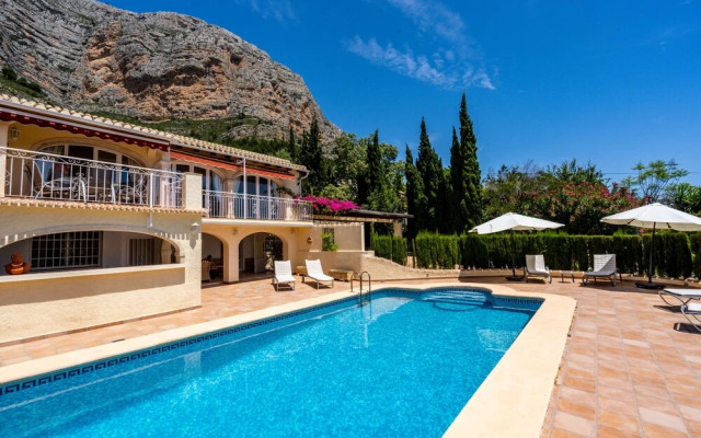 Stylish 5-bed Villa Almarina in Javea
