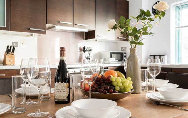 Platinum Apartment in West London 9955