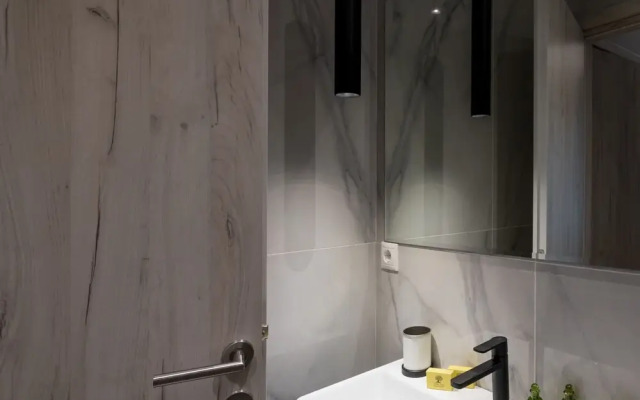 101m² Renovated Apartment in Koukaki