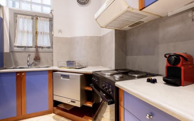 Ideal 4 bdr Apartment in Plaka for 10