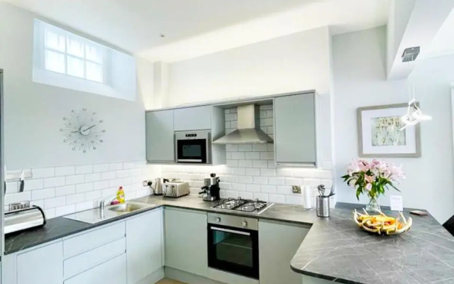 Modern & Spacious 1 Bed Apt, West End