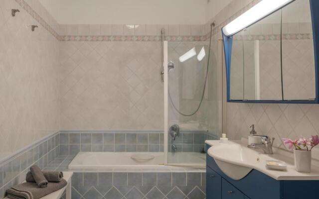 Holiday House Ars