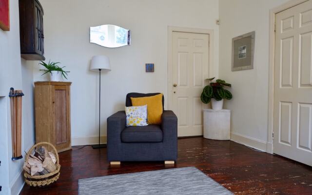 Spacious 2 Bedroom Home In Leith